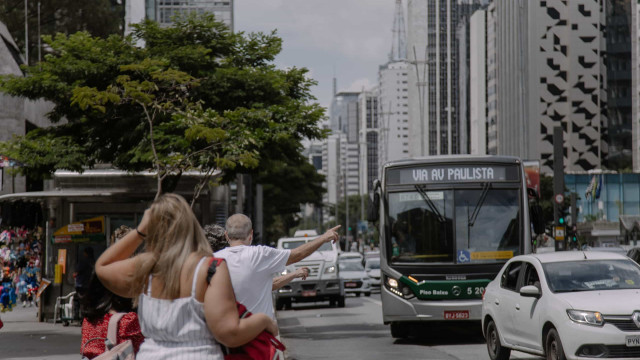 População ocupada cresce e atinge 100,804 milhões no trimestre até abril, aponta IBGE