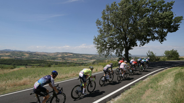 Ciclista bate em mochila, cai e quebra três dentes antes do Tour de France