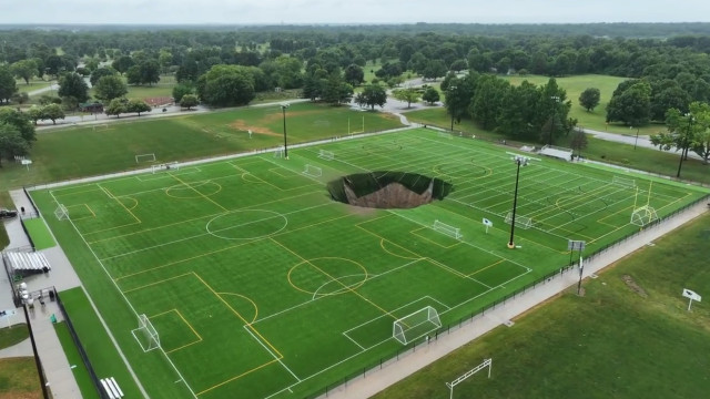 Cratera de 30 metros engole parte de campo de futebol em Illinois