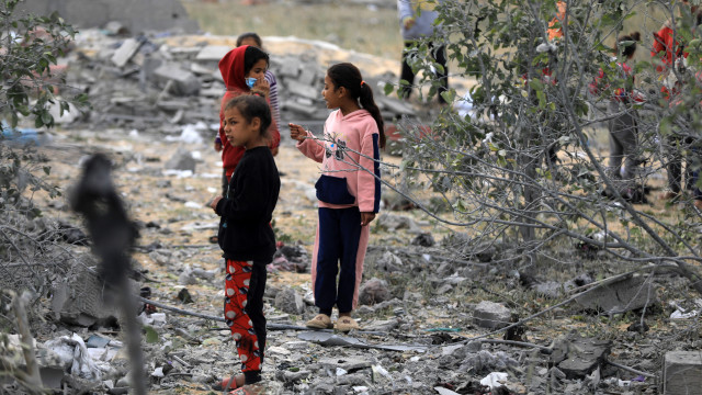 Israel ataca escola da ONU e diz ter matado membros do Hamas