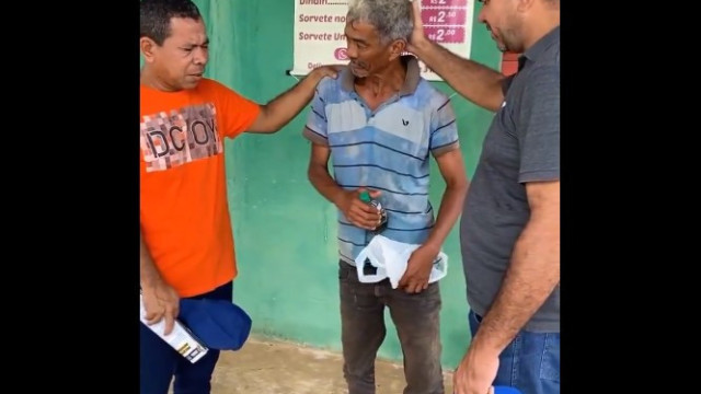 Pastor ora para homem largar vício do álcool e resultado surpreende; veja