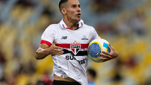 São Paulo vence Criciúma e afasta crise em jogo com recorde e falha bizarra