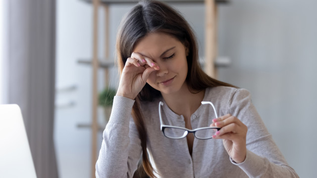 Sente que tem sempre os olhos doloridos? Pode ser um sinal deste problema