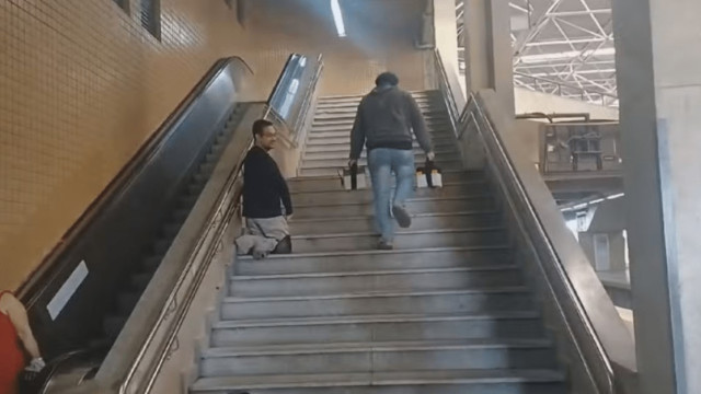 Vídeo mostra cadeirante subindo escada do Metrô de joelhos no DF