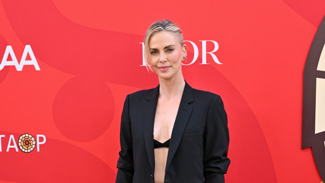 Charlize Theron junta famosos em evento solidário; veja o look da atriz