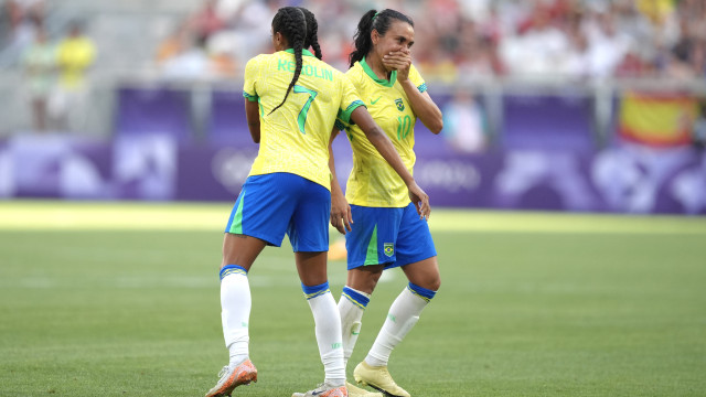 Com Marta expulsa e em prantos, Brasil perde para Espanha, mas se classifica às quartas de final