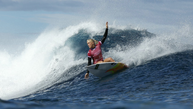 Fase de oitavas do surfe feminino é novamente adiada por causa do meu tempo no Taiti