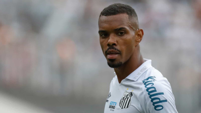 Santos anuncia a venda do lateral-esquerdo Lucas Pires para clube da Inglaterra