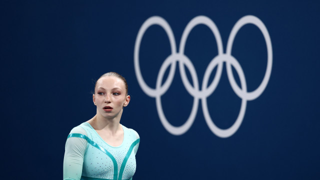 Ginasta romena recebe bronze olímpico após polêmica com pódio em prova vencida por Rebeca