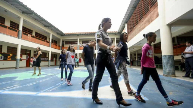 Justiça de SP suspende programa de escolas cívico-militares