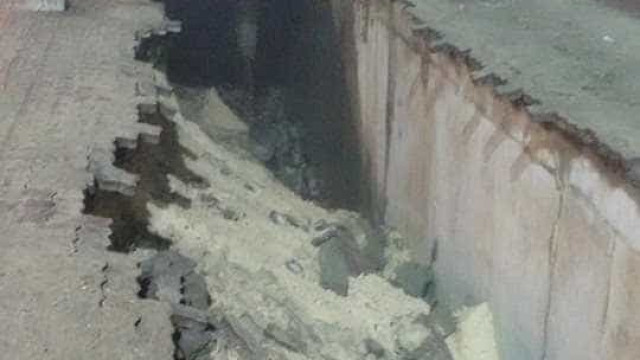 Mulher é engolida por buraco de 8 metros após calçada se abrir na Malásia