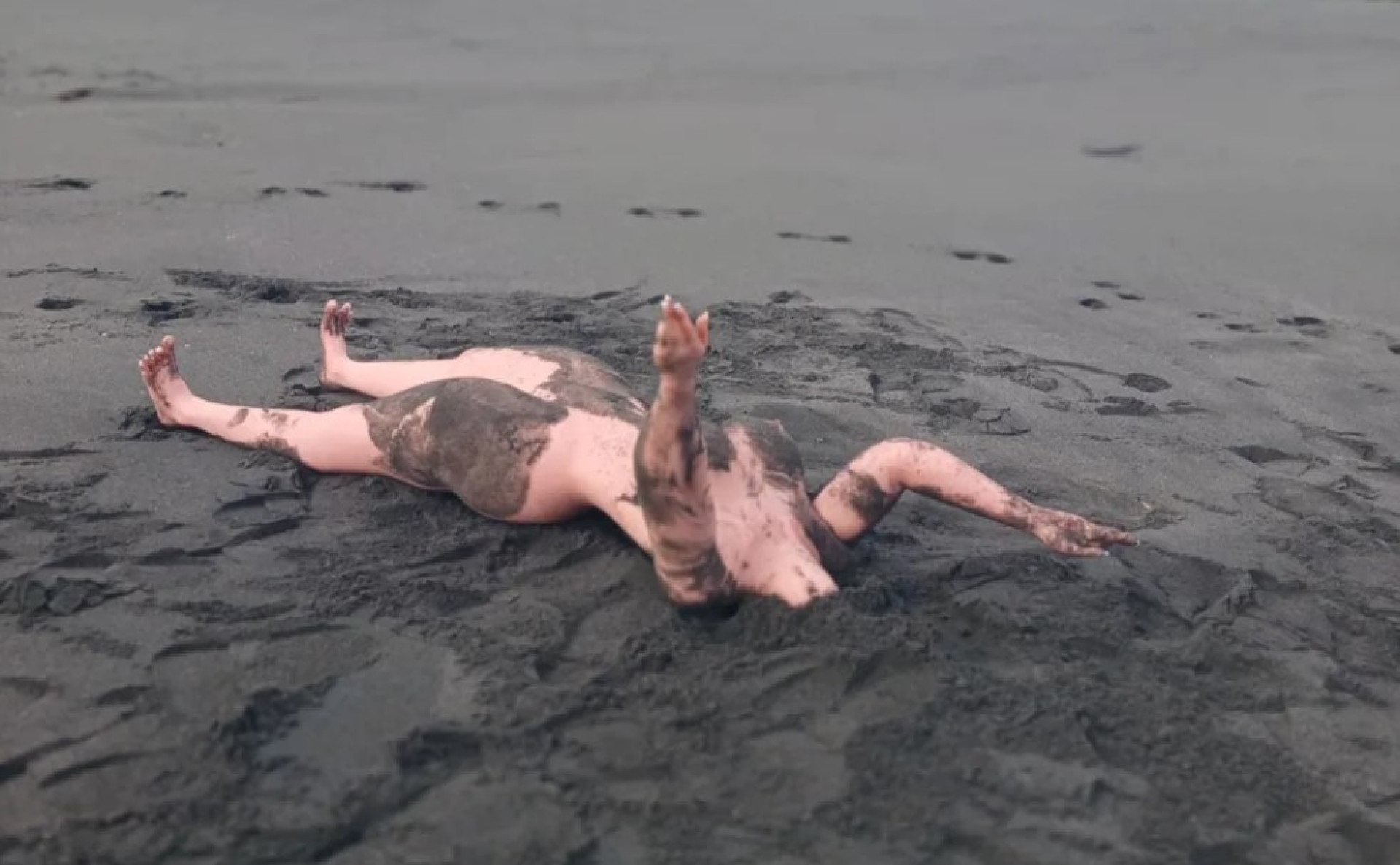 Mulher encontra corpo em praia, chama polícia e descobre que é boneca