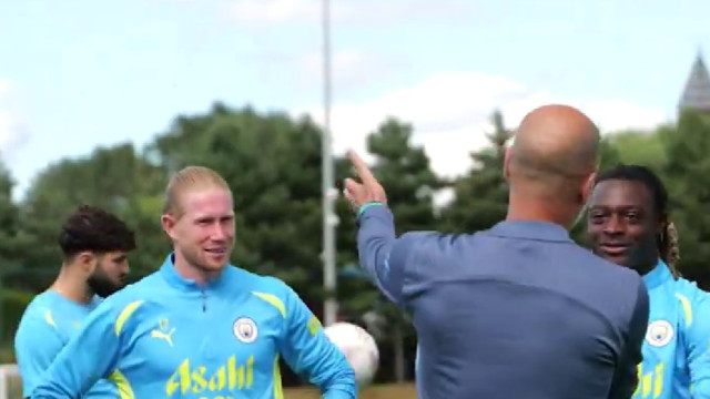 Penteado de Kevin De Bruyne surpreende Guardiola: "Tem que explicar"