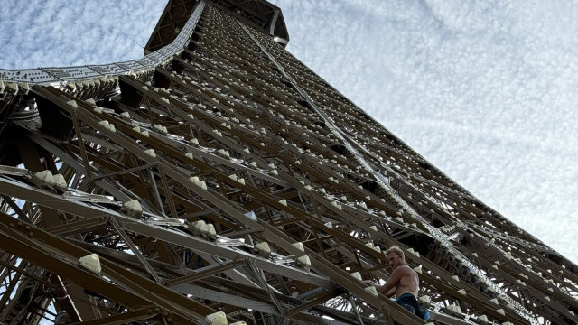 Torre Eiffel é evacuada após homem sem camisa escalar o monumento