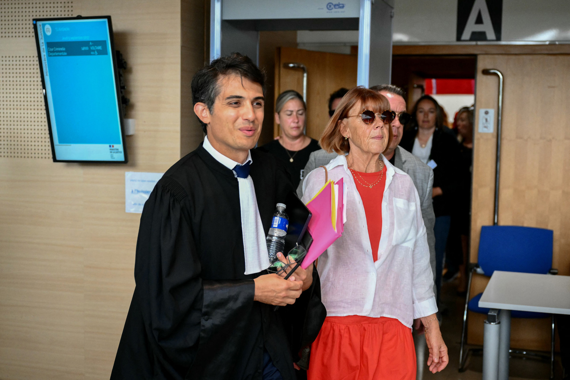 Estuprada por 72 homens a mando do marido, Gisele falou hoje pela 1.ª vez