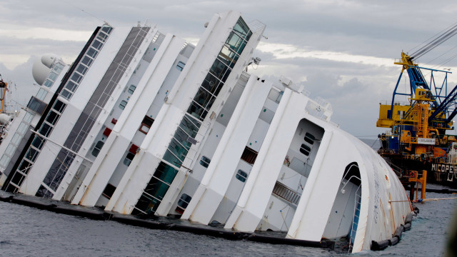 Fatos perturbadores sobre navios cruzeiros que vão te manter em terra firme