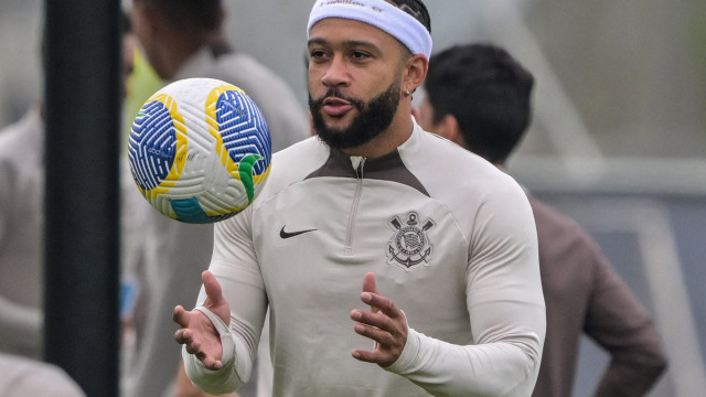 Memphis marca em treino aberto com mais de 20 mil torcedores e Corinthians anuncia parceria