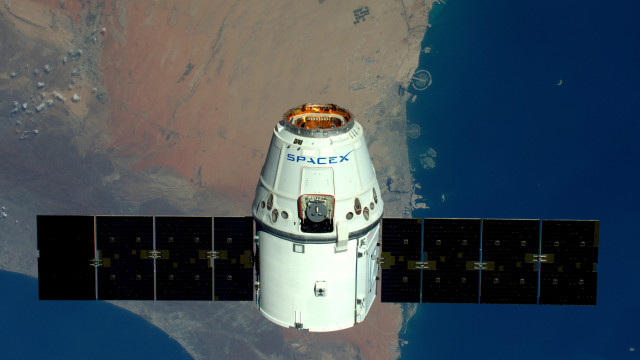 Nave da SpaceX que resgatará astronautas acopla à ISS