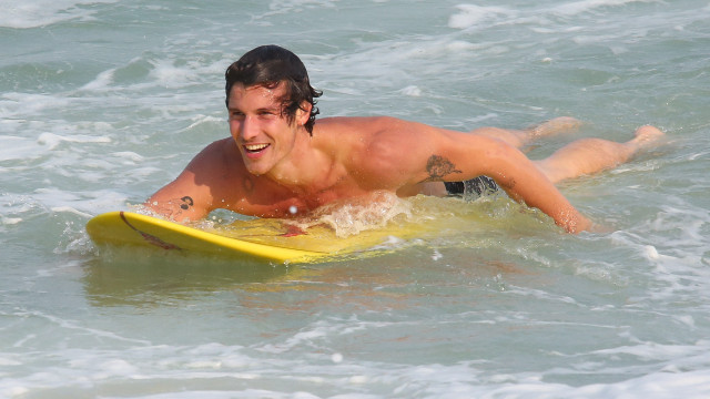 Shawn Mendes esbanja simpatia em dia de surfe em praia no Rio