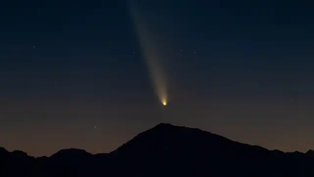 "Cometa do século" atinge aproximação máxima e estará visível do Brasil