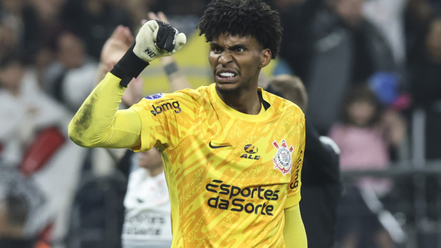 Corinthians paga valor da multa ao Flamengo por utilizar Hugo Souza na Copa do Brasil