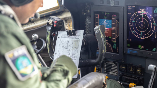 FAB intercepta avião que entrou irregularmente em território nacional