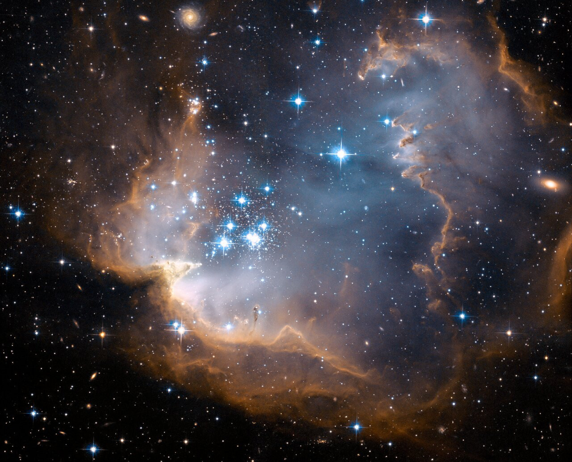 Nasa compara imagens dos telescópios Webb e Hubble do aglomerado NGC 602