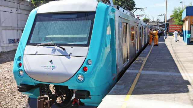 Adolescente é eletrocutado ao viajar em cima de trem no Rio