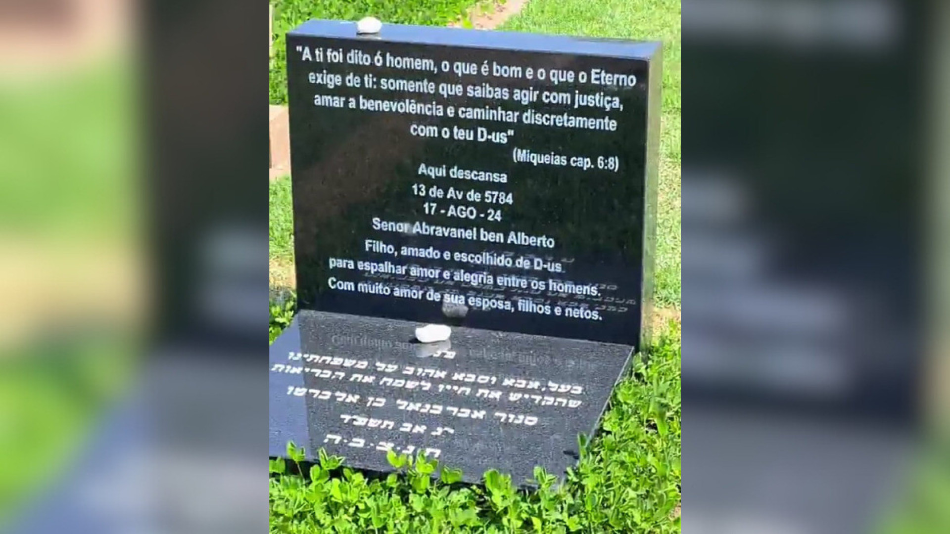Fã mostra foto da lápide de Silvio Santos, sepultado em local restrito