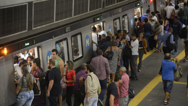 Homem é detido com faca no metrô de São Paulo