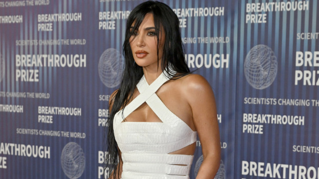 Kim Kardashian diz que cria os quatro filhos sozinha