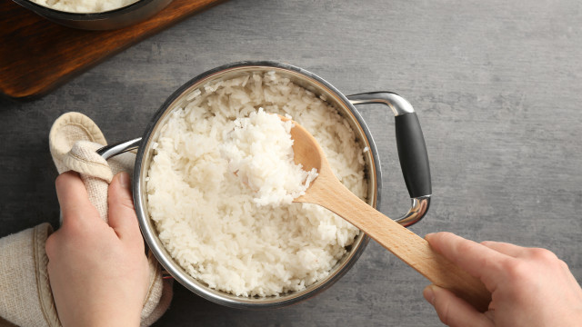 Lavar arroz antes de cozinhar? Especialistas esclarecem a polêmica