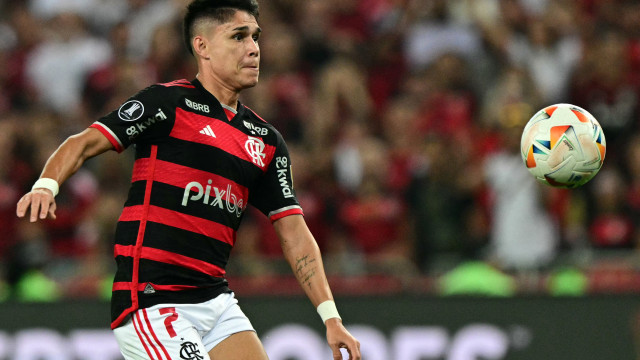 Luiz Araújo treina normalmente no campo e pode reforçar o Flamengo na final da Copa do Brasil