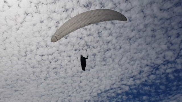 Turista mineiro morre durante voo de parapente em praia na Bahia