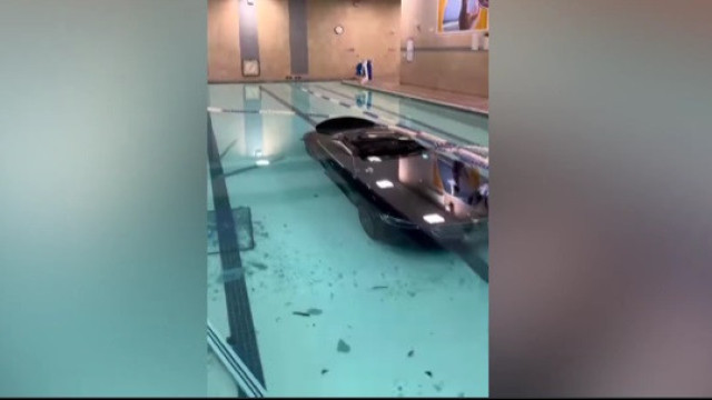 Carro ‘mergulha’ em piscina de academia na Califórnia