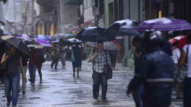 Chuva deixa SP em estado de atenção para alagamentos; 21 mil estão sem luz