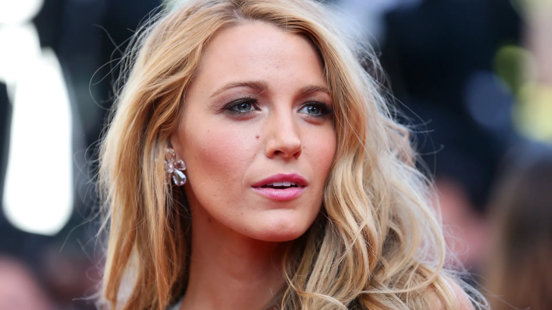 Blake Lively é acusada de soltar pum e arrotar no set de 'Gossip Girl'