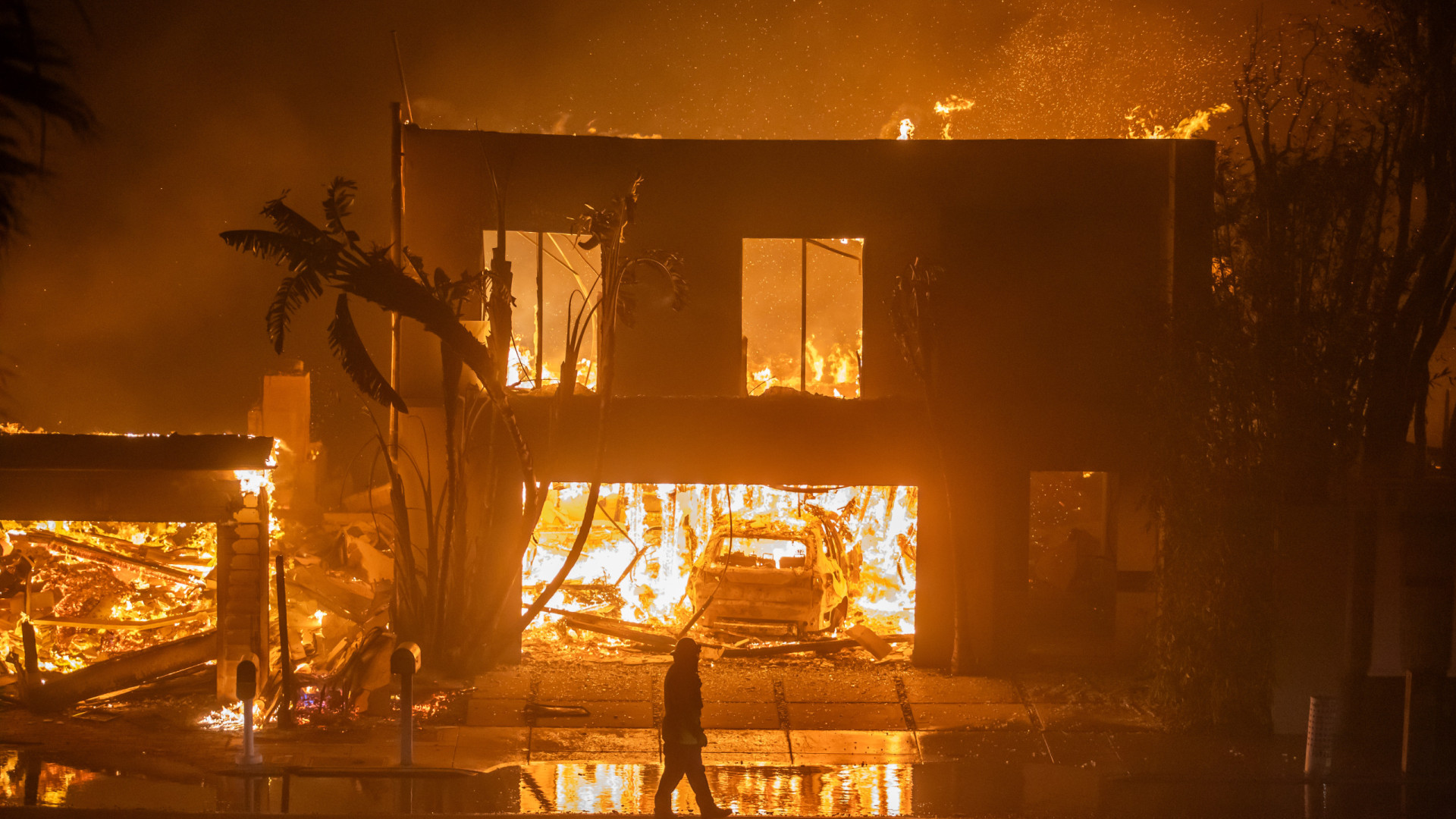 Sobe para 24 número de mortos em incêndios de Los Angeles