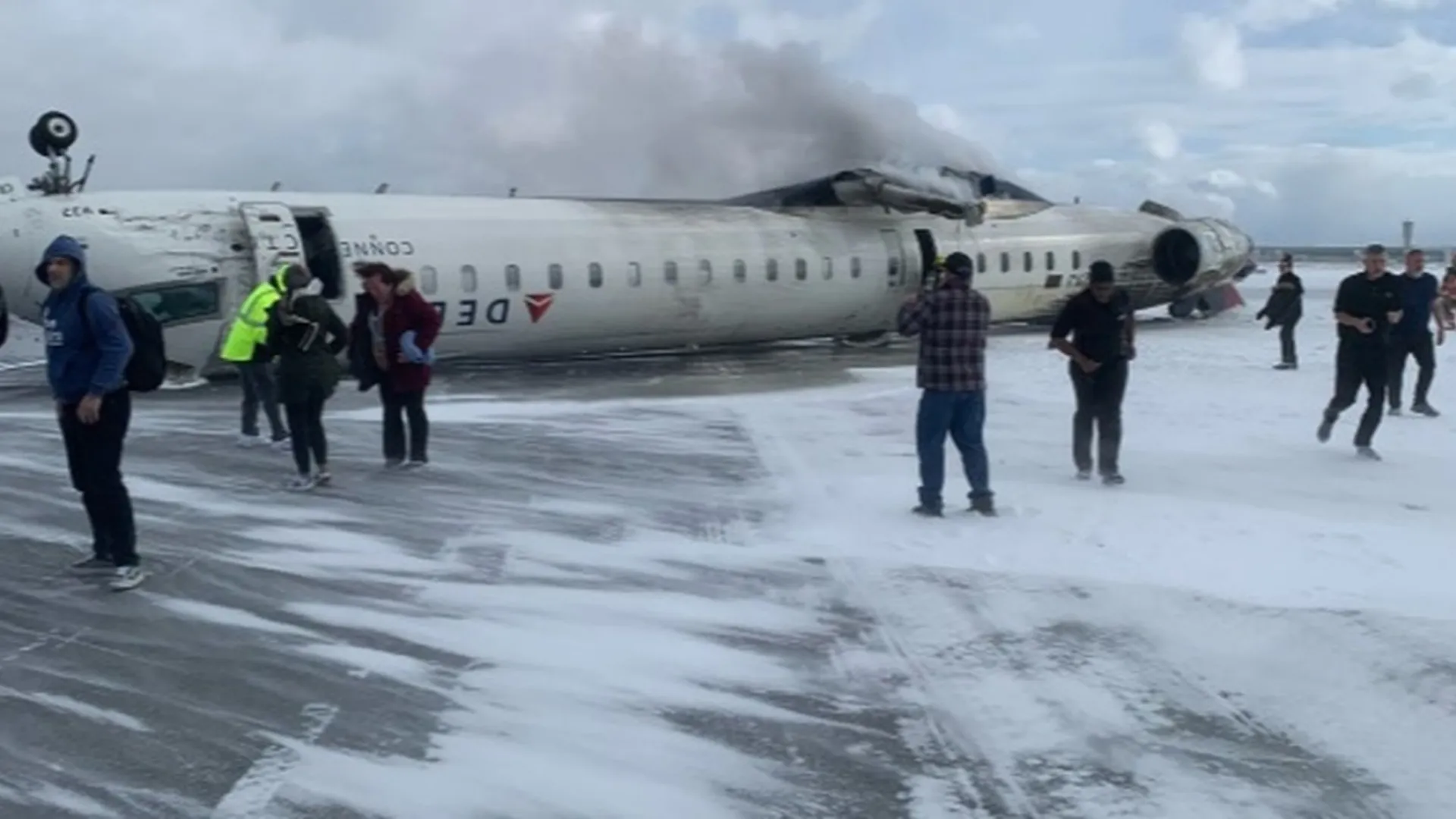 Avião cai em aeroporto de Toronto, no Canadá