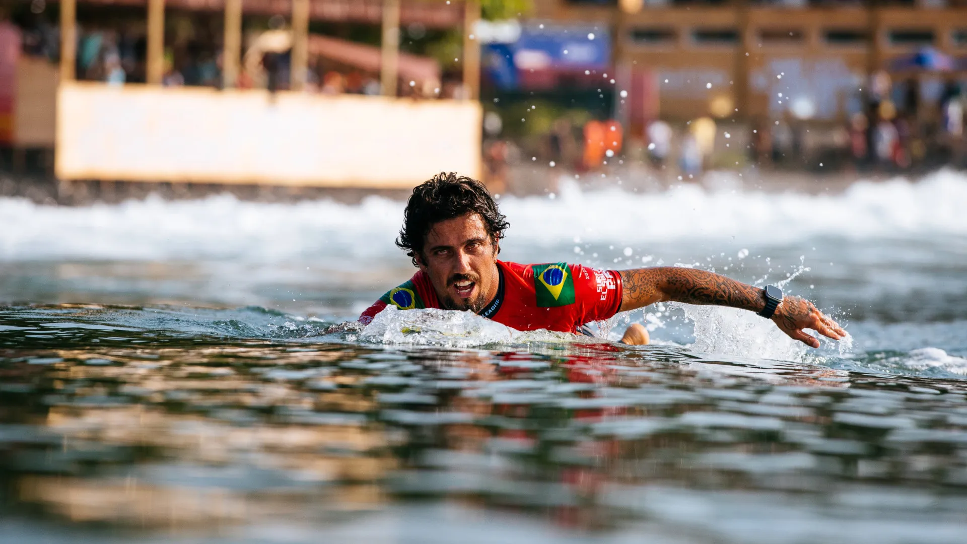 Filipinho se choca com fotógrafo em onda e sai revoltado