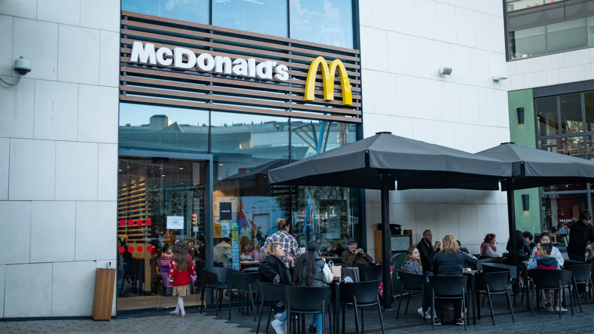 McDonald’s supera em vendas de mesma loja no 4º tri e quer abrir 2,2 mil restaurantes em 2025