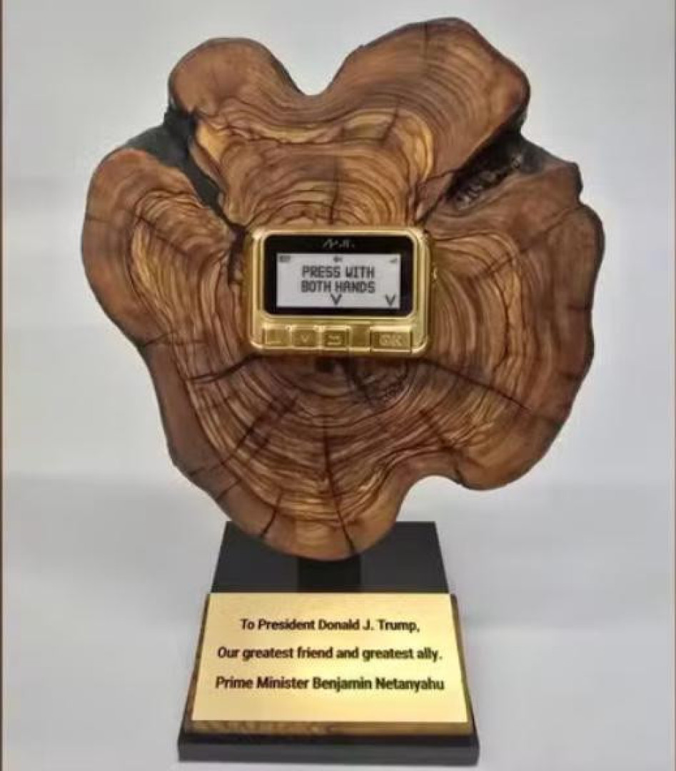 Netanyahu dá a Trump 'pager' dourado como os que Israel explodiu no Líbano