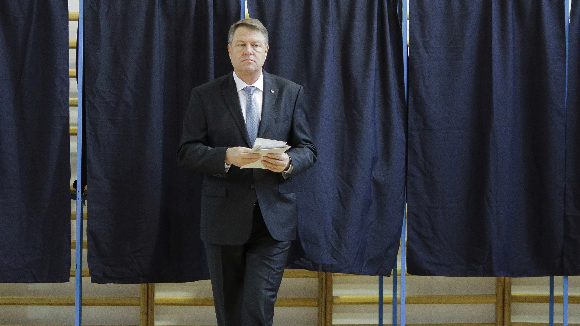 Presidente da Romênia renuncia a três meses de eleição