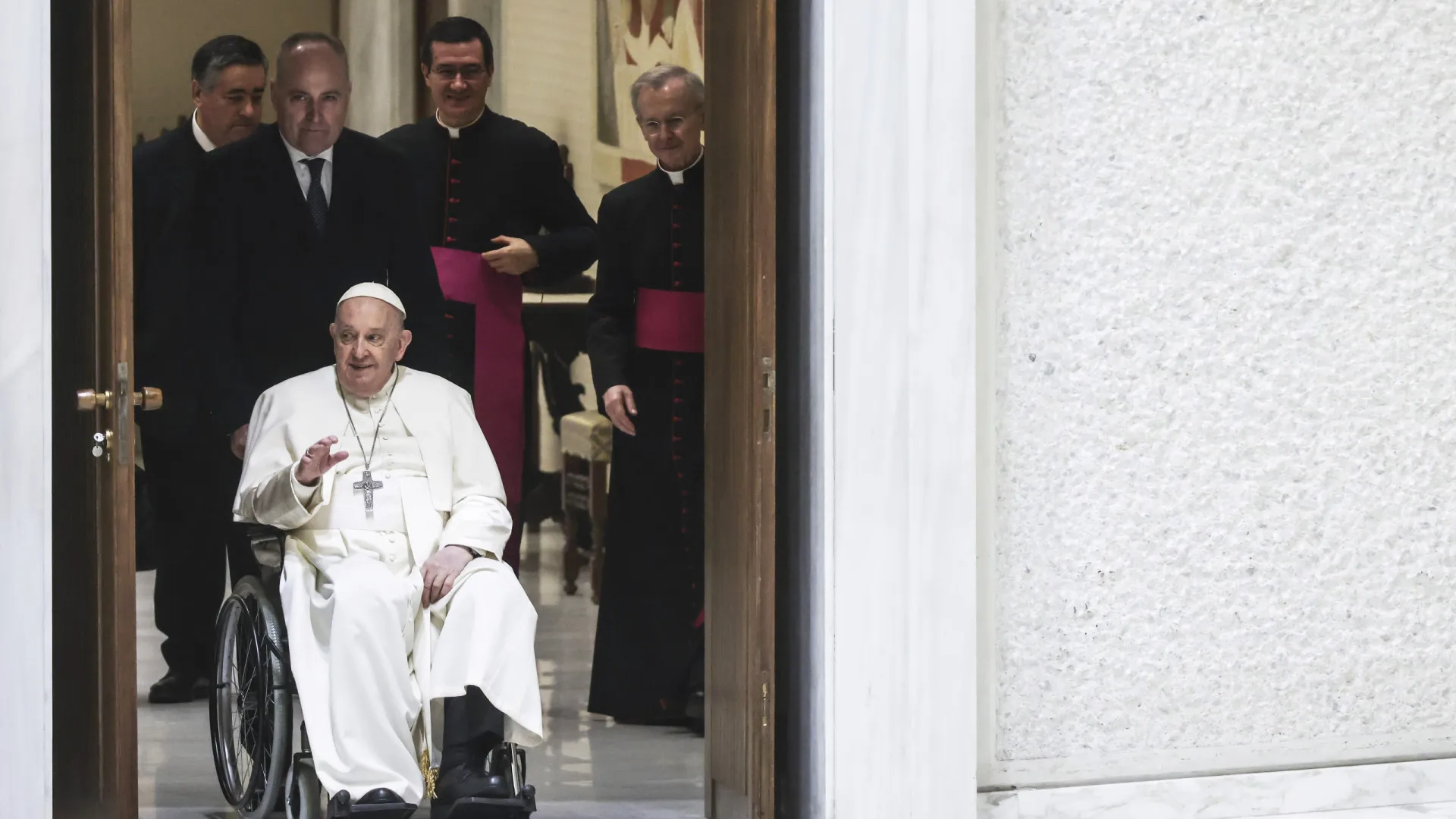 Quadro do papa é de risco, mas ele não corre perigo de vida neste momento, dizem médicos