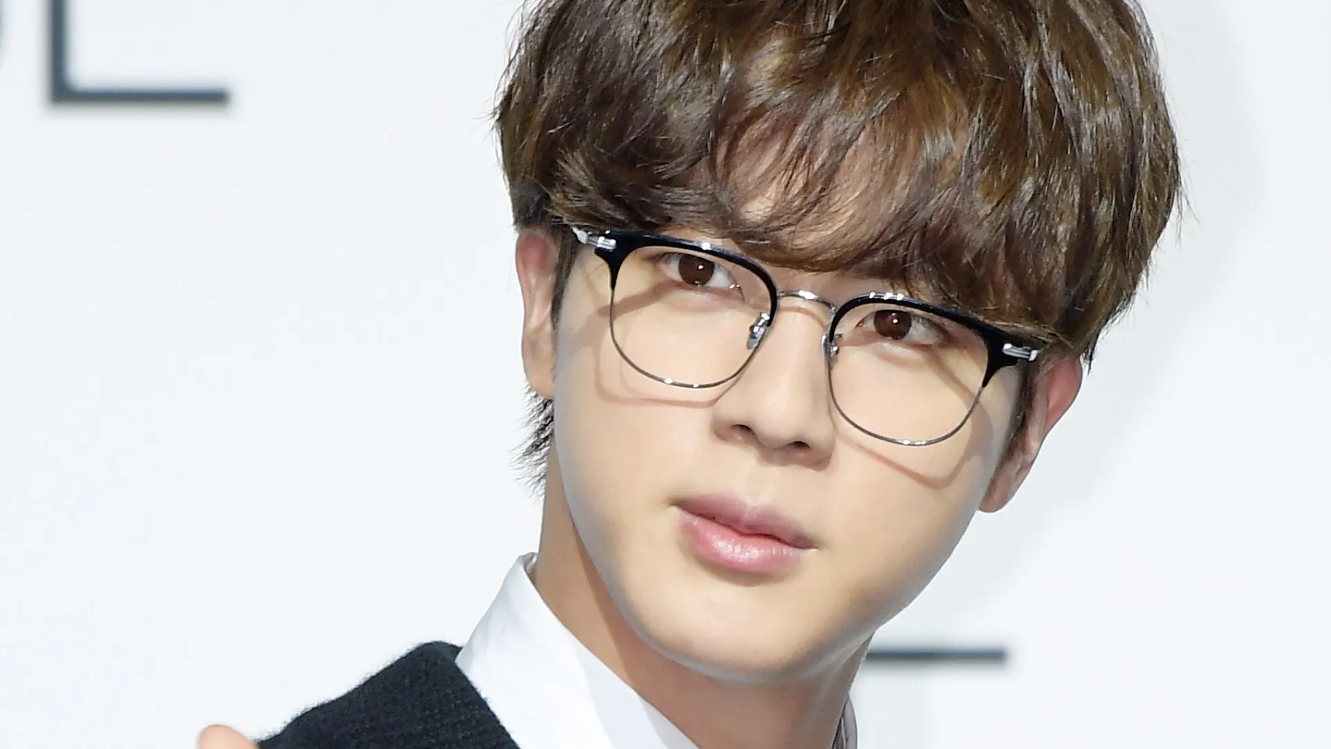 Fã japonesa do BTS é investigada por beijar Jin à força