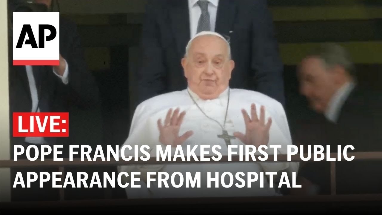 Papa Francisco aparece à janela de hospital em Roma