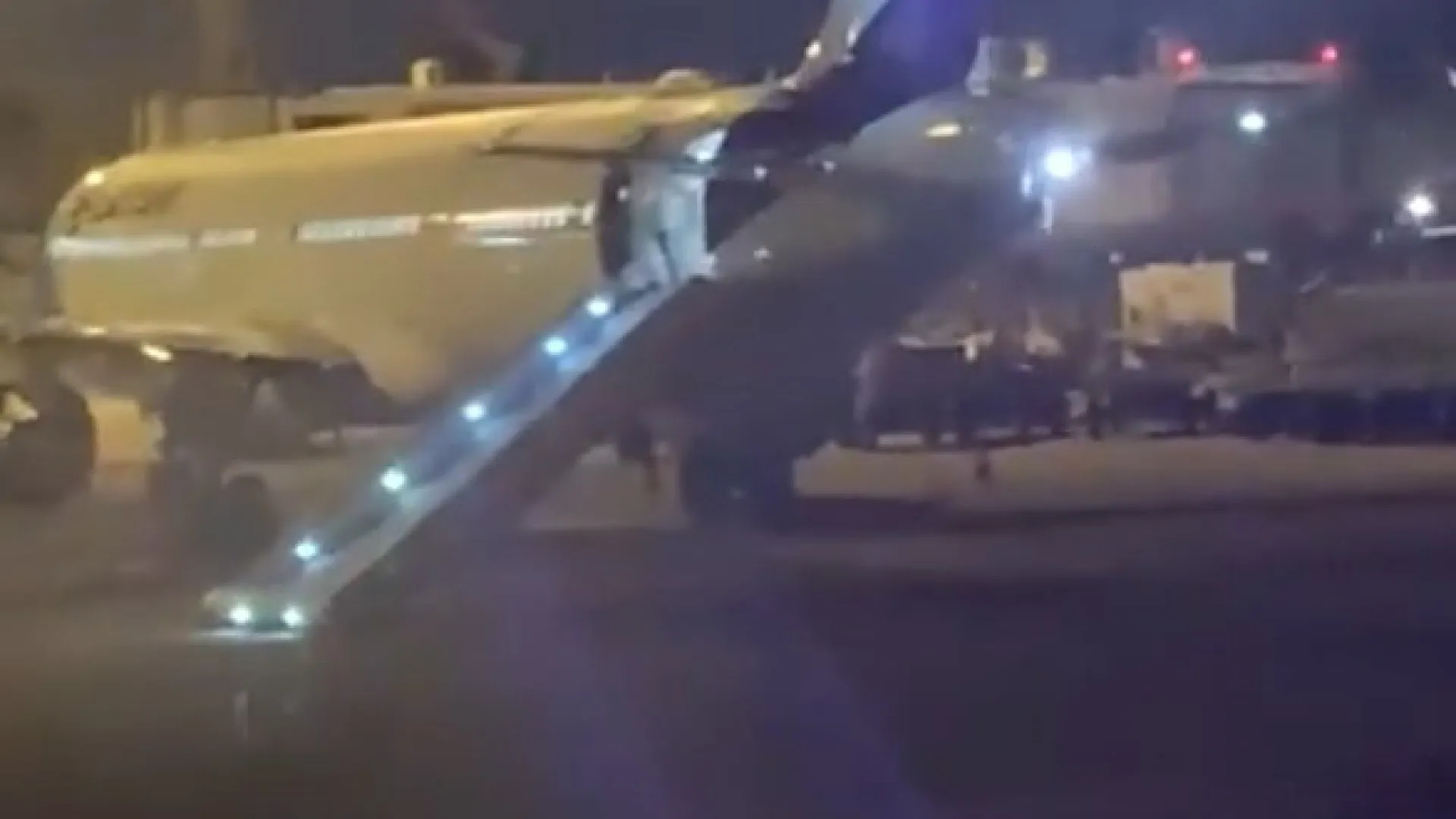 Passageiro aciona escorregador de emergência e atrasa voo em SP