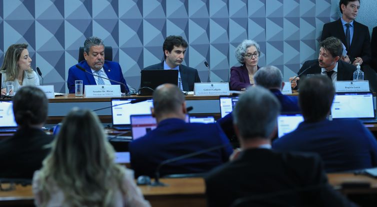 Apostadores destinam até R$ 30 bi por mês a bets, informa BC