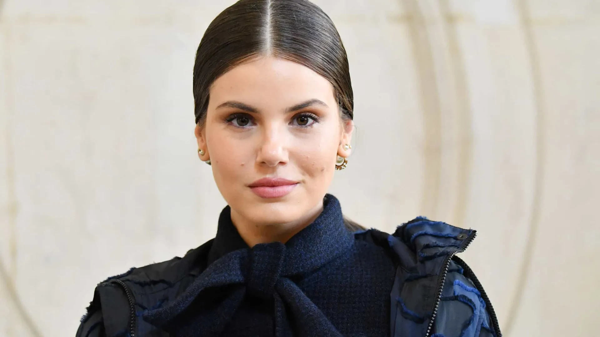 Camila Queiroz revela que mãe ainda trabalha como manicure e se emociona