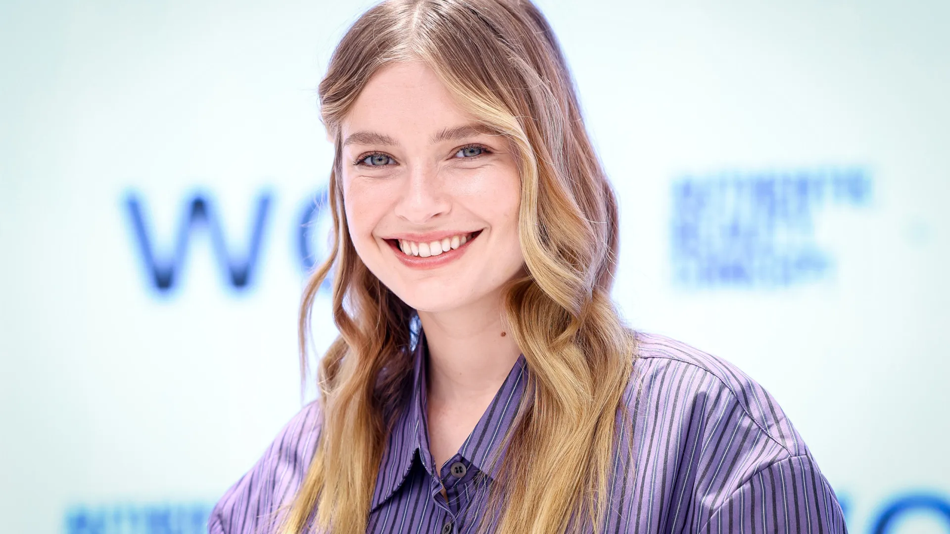 Camille Razat decide deixar série ‘Emily in Paris’ para ‘explorar novos horizontes’